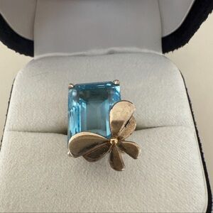Elegant Blue and Gold Women's Ring